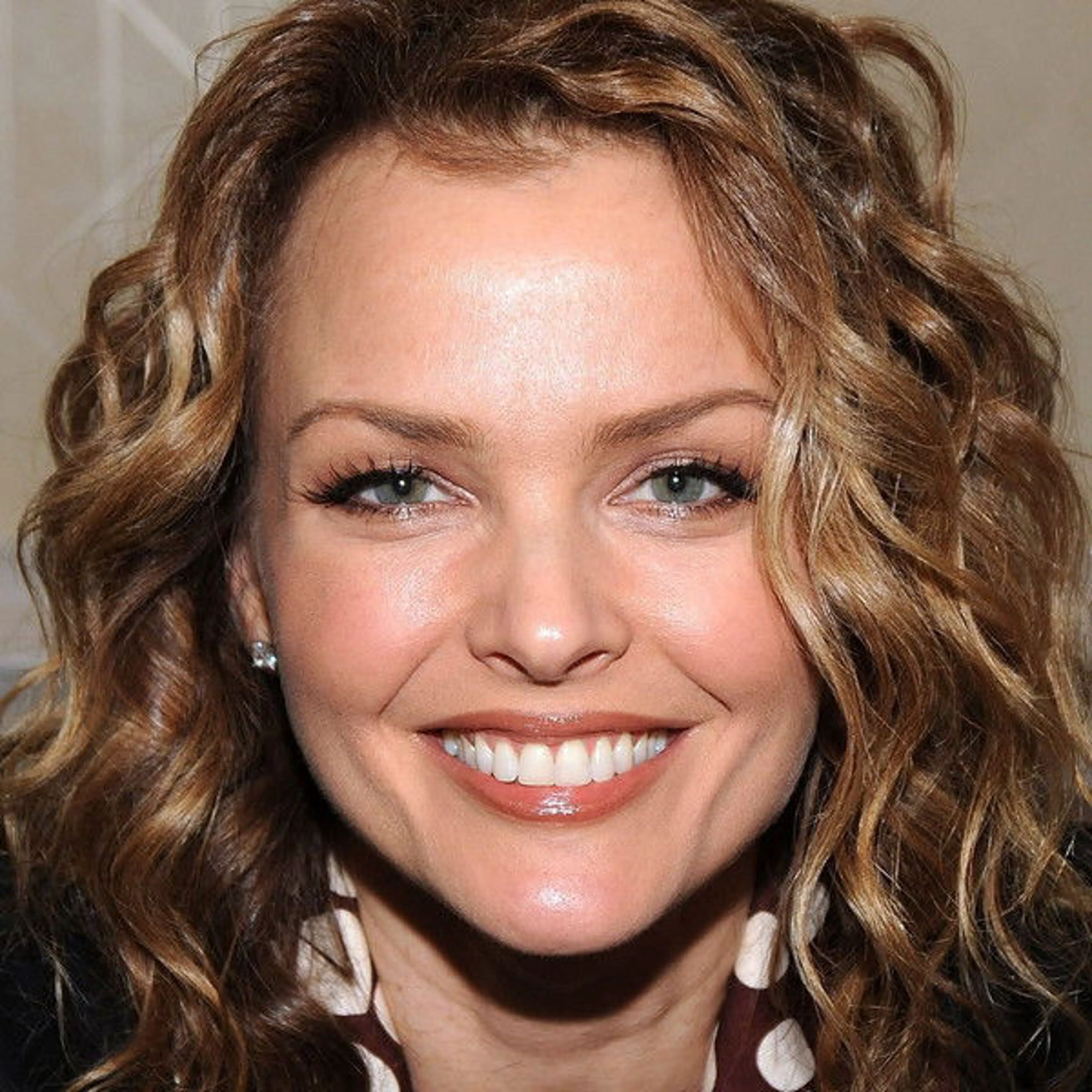 Dina Meyer autograph listing